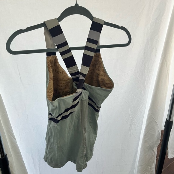 Lulu Lemon Sz 10 women’s workout top - Picture 2 of 3